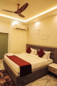 Giường trong phòng chung tại Anirudh Homestay