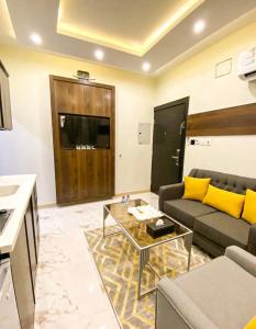een woonkamer met een bank en een tafel bij بالم السكنية in Abha