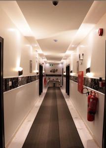 un pasillo en un hotel con un largo pasillo en بالم السكنية en Abha