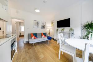 - un salon avec un canapé et une table dans l'établissement Modern one bedroom in Fitzrovia, Central London, à Londres