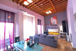 uma sala de estar com um sofá e uma mesa de vidro em Montaño17 em Málaga