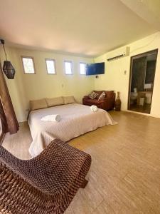 sypialnia z łóżkiem, kanapą i oknami w obiekcie Punta Mango Surf Resort w mieście Jucuarán
