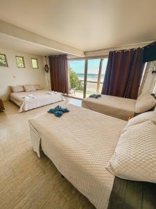 Łóżko lub łóżka w pokoju w obiekcie Punta Mango Surf Resort