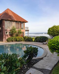 una casa con piscina frente al océano en Punta Mango Surf Resort, en Jucuarán