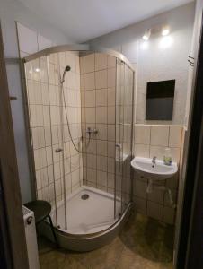 a bathroom with a shower and a sink at Pokoje Gościnne "U Karola" in Ścinawa