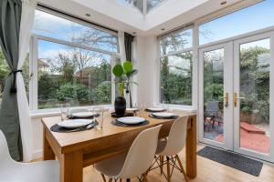 Fotografie z fotogalerie ubytování Birmingham Gem-Stylish 5 Bed house near NEC, BHX, HS2 - Huge Parking & Fast WiFi! v destinaci Kingshurst