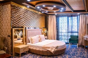 Giường trong phòng chung tại Can Adalya Palace Hotel