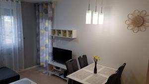 Apartment Verdi Split with free private parking space的电视和/或娱乐中心