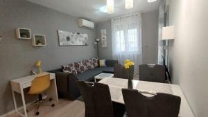 Apartment Verdi Split with free private parking space的休息区