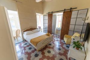 1 dormitorio con 1 cama, mesa y sillas en Tinja Bnb, en Sliema
