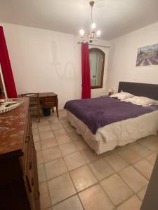 a bedroom with a bed and a table and a mirror at B&B Sita in Saint-Cyr-sur-Mer