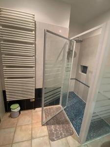 La salle de bains est pourvue d'une douche avec une porte en verre. dans l'établissement B&B Sita, à Saint-Cyr-sur-Mer