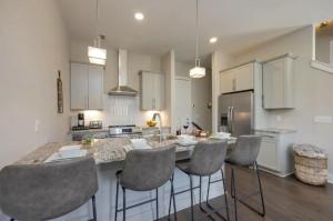 Η κουζίνα ή μικρή κουζίνα στο Luxury four-story Home with Rooftop views, 10min to Downtown! Sleeps 12!
