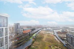 - une vue sur une ville avec une rivière et des bâtiments dans l'établissement Luxury 1 BR Near Westfield Stratford - 10 Min Walk, à Londres