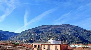 a city with a mountain in the background at LE VOCI DELLA FONTANA in La Spezia