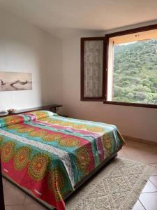 een slaapkamer met een bed en een raam bij Vill'e Tina in Torre delle Stelle