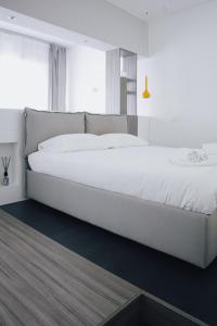 Un pat sau paturi într-o cameră la Ugo's Urban Home: Porta Nuova District