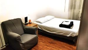 Airbnb Ferentella في تريفيزو: غرفة نوم بسرير وكرسي عليها كيس