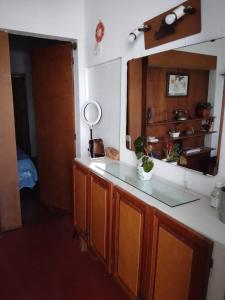 - une cuisine avec un comptoir et un miroir dans l'établissement "Mi pequeño refugio" - Apartamento Colonia del Sacramento, à Colonia del Sacramento