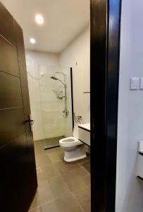a bathroom with a toilet and a shower in it at بالم السكنية in Abha