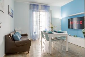 a living room with a white table and a chair at H11 [House of Colors] Parcheggio in Taggia