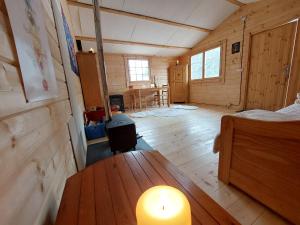 ein Zimmer mit einer Kerze auf einem Holztisch in der Unterkunft Petit Chalet Nature in Les Rousses
