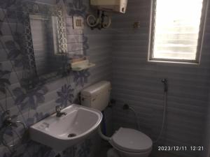 een kleine badkamer met een toilet en een wastafel bij Royale Seaward Service Apartments in Chennai