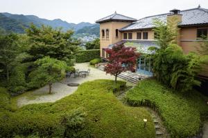 an aerial view of a house with a garden at Hamilton Ureshino in Ureshino