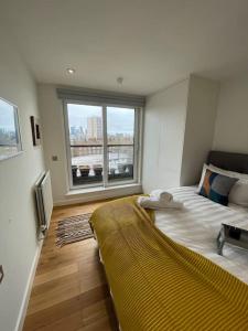 1 dormitorio con cama grande y ventana grande en Luxury 2Bed 2Bath City View Flat, en Londres