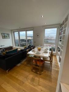 a living room with a table and a couch at Luxury 2Bed 2Bath City View Flat in London