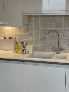 a kitchen with a sink and a counter top at Luxury 2Bed 2Bath City View Flat in London