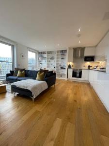 a living room with a couch and a kitchen at Luxury 2Bed 2Bath City View Flat in London