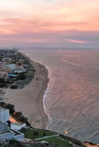 - une vue aérienne sur la plage au coucher du soleil dans l'établissement Amazing Seaviews in Faro de Cullera, à Faro de Cullera