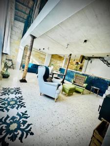 The Hidden Gem Of Bordeaux في لورمو: غرفة معيشة مع أريكة وكراسي زرقاء