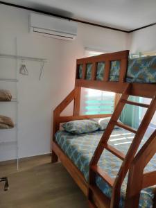ein Schlafzimmer mit einem Etagenbett mit einer Leiter in der Unterkunft Villas Brisas de Soley in La Cruz
