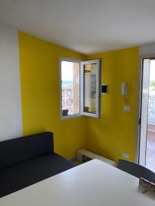 una camera con un divano e due finestre di LuGa Apartments a Campomarino