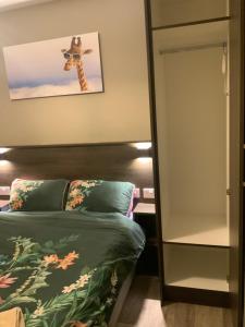 Tempat tidur dalam kamar di Cozy small 1 bedroom apartment