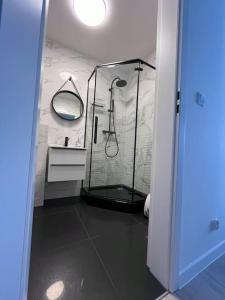 a bathroom with a shower with a glass enclosure at Apartament Kropla Bałtyku 18E/6 Darłowo in Darłowo