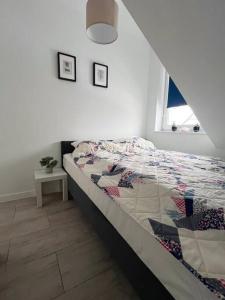 um quarto com uma cama e uma janela em Apartament Kropla Bałtyku 18E/6 Darłowo em Darłowo