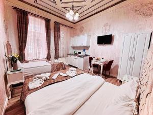 イスタンブールにあるアルハンブラ アパート ホテルのベッド2台とテーブルが備わるホテルルームです。
