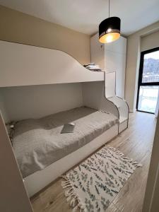 - un lit dans une chambre avec un cadre de lit dans l'établissement Bakuriani Highline N103 Near the Crystal Skating Rink, à Bakuriani