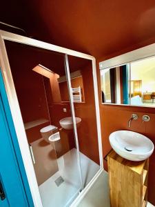 Kúpeľňa v ubytovaní BORGO TICINO SUITE Attico di Lusso con Terrazzo e Parking Privato