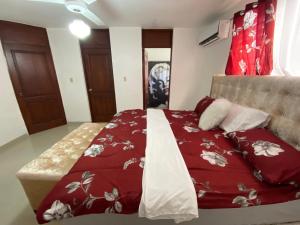 Säng eller sängar i ett rum på 3 SANTO Dgo- Huge Charming apt close to all fun- TRANSFORMER AND INVERTER IF THE LIGHT GOES OFF