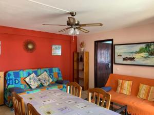 a living room with a couch and a table at BRISA Solo FAMILIAS in Los Mártires
