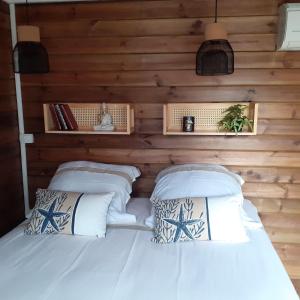 Sainte-Suzanne的住宿－La Villa d'Elyas，木墙客房的两张床