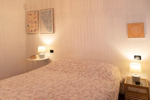 - une chambre avec un lit et deux lampes sur les tables dans l'établissement Luminoso appartamento con giardino San Bovio, à Peschiera Borromeo
