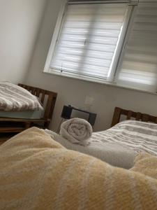 เตียงในห้องที่ Fenix Apartman II