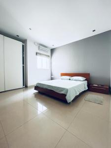 um quarto com uma cama e uma grande janela em Valletta View Apartment - Wish Malta em Sliema