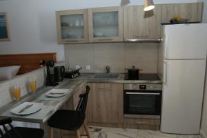 Kuchyň nebo kuchyňský kout v ubytování Ionian Balcony Apartment