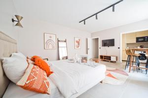 een slaapkamer met een bed en een woonkamer bij New Renovated Studio Invalides EffeilTower 2 pers in Parijs